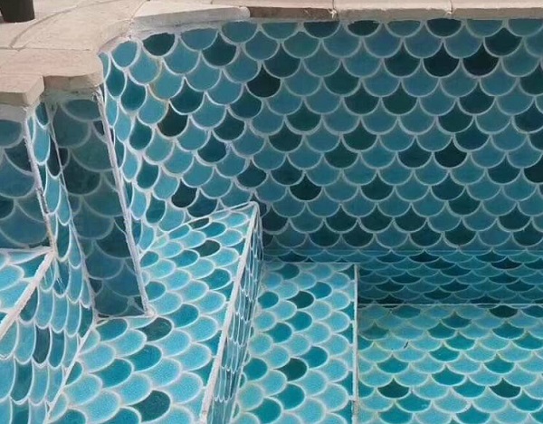 Gạch mosaic vảy cá men rạn với 2 gam màu xanh đậm - nhạt nổi bật